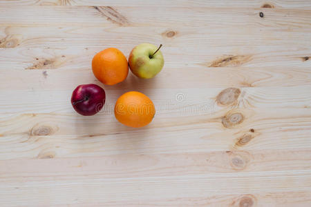 新鲜的红绿苹果，木制甲板上的橙色。