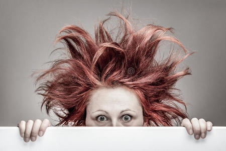 受惊的女人隐藏头发凌乱的受惊的女人照片