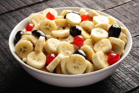 美味的香蕉水果沙拉在碗里,.照片