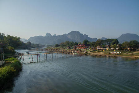 河边 湿地 湖水 小山 村庄 海岸 漫滩 水路 亚洲 天空