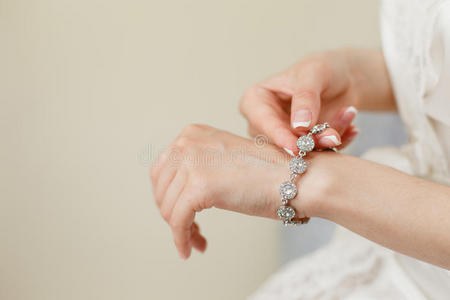 新娘的手简单的指甲纽扣手镯