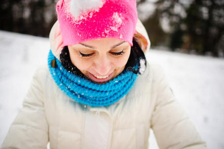 迷人的年轻女人和一个人玩雪球。