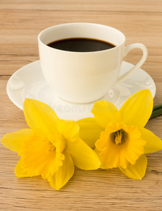 一杯咖啡和两朵水仙花