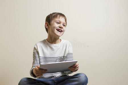 可爱好玩的快乐孩子与数字平板电脑玩游戏。