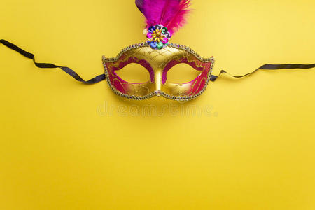 黄色背景上五颜六色的狂欢节或嘉年华面具。 威尼斯面具。 上面的风景。