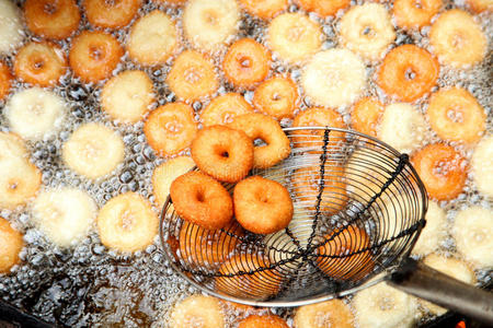 平底锅里油炸的梅杜瓦达。 梅杜瓦达是印度南部的一种美味小吃，在印度非常常见的街头食品。