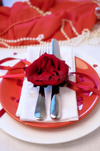 餐具 邀请 器具 银器 玫瑰 吃饭 盘子 庆祝 台布 桌子