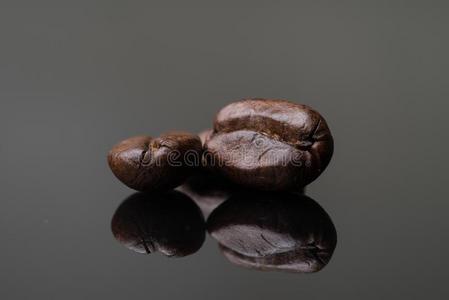 咖啡豆黑色光泽的桌子