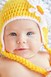 有趣的婴儿戴着黄色的帽子