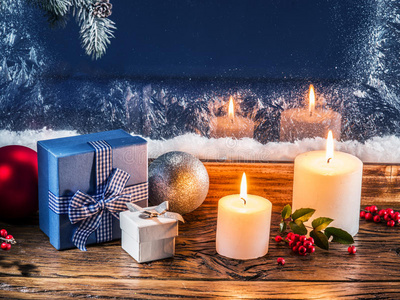 礼品盒，蜡烛灯和冷冻窗。