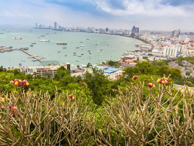 美丽的芭堤雅湾景色在普拉塔马克山与蓝天巴