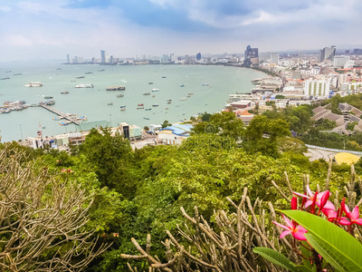 美丽的芭堤雅湾景色在普拉塔马克山与蓝天巴