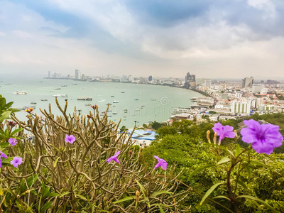 美丽的芭堤雅湾景色在普拉塔马克山与蓝天巴