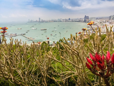 美丽的芭堤雅湾景色在普拉塔马克山与蓝天巴