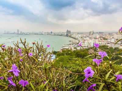 美丽的芭堤雅湾景色在普拉塔马克山与蓝天巴