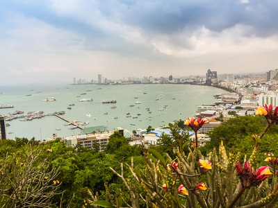 美丽的芭堤雅湾景色在普拉塔马克山与蓝天巴