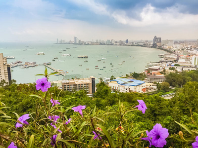 美丽的芭堤雅湾景色在普拉塔马克山与蓝天巴