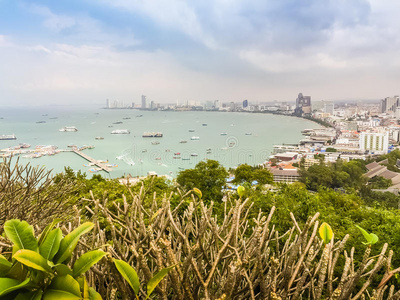 美丽的芭堤雅湾景色在普拉塔马克山与蓝天巴