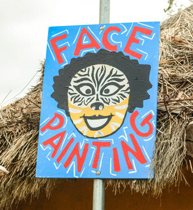 五颜六色的豹子面部彩绘照片