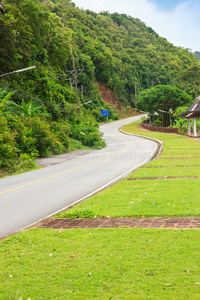 美丽的乡村道路旁边的海滩阿隆德普吉岛，风景