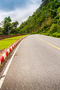 美丽的乡村道路旁边的海滩阿隆德普吉岛，风景