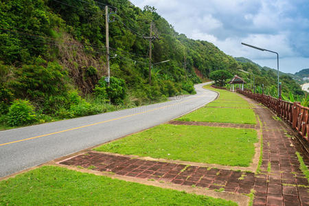 美丽的乡村道路旁边的海滩阿隆德普吉岛，风景