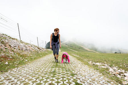 徒步旅行 小孩 森林 母亲 登山 乐趣 女儿 运动 背包