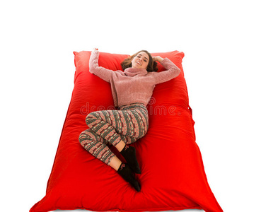 美女躺在红色方形豆袋沙发上照片