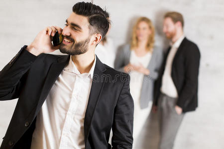 办公室 电话 商业 男人 成人 技术 通信 站立 商人 工作