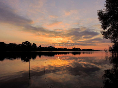 立陶宛河附近五颜六色的日落