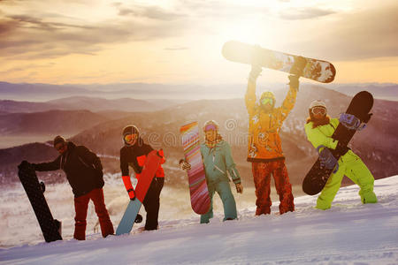 一群朋友滑雪者在山顶上玩得很开心