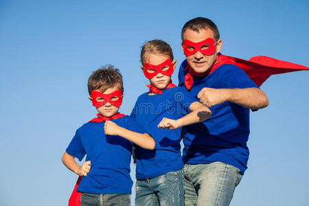 父亲和孩子们在白天扮演超级英雄。