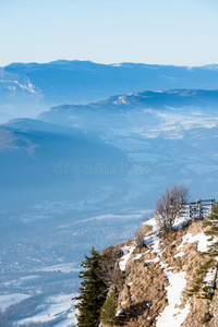 美丽的法国阿尔卑斯山冬季全景空中景观与奇妙的蓝色雾霾多云的背景