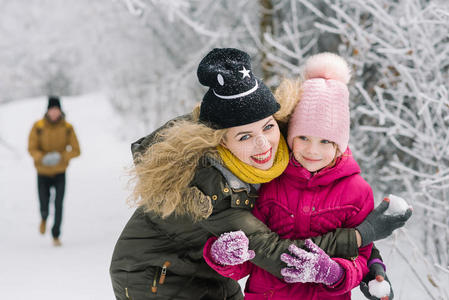 母女俩在雪地里玩耍