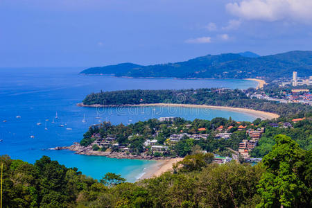 美丽的绿松石海洋景观与船只，海岸线和蓝天背景从高的鸟瞰点