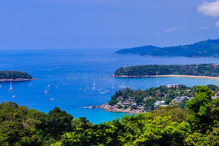 美丽的绿松石海洋景观与船只，海岸线和蓝天背景从高的鸟瞰点