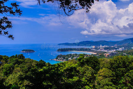 美丽的绿松石海洋景观与船只，海岸线和蓝天背景从高的鸟瞰点