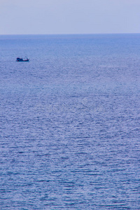 五颜六色的海洋景观与帆船对抗深蓝色的海洋