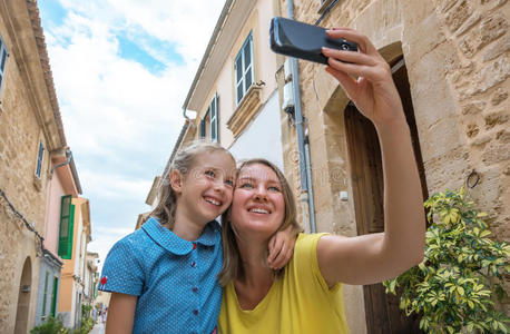 微笑 女孩 智能手机 成人 可爱极了 家庭 照相机 旅行