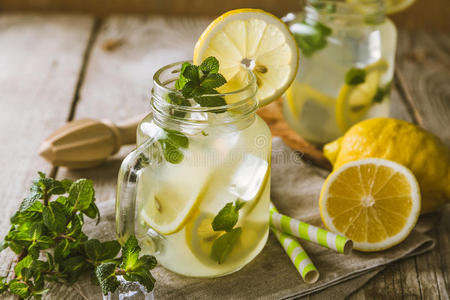 玻璃瓶里的经典柠檬水