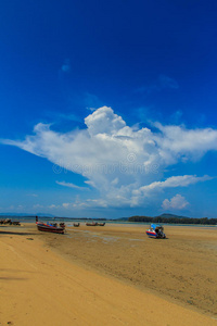 渔船停在海滩上，蓝天背景为t