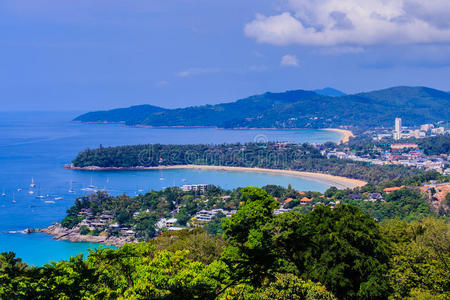 美丽的绿松石海洋景观与船只，海岸线和蓝天背景从高的鸟瞰点