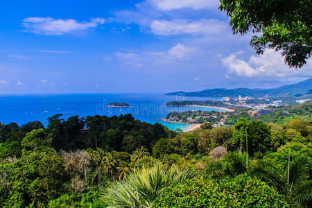 美丽的绿松石海洋景观与船只，海岸线和蓝天背景从高的鸟瞰点