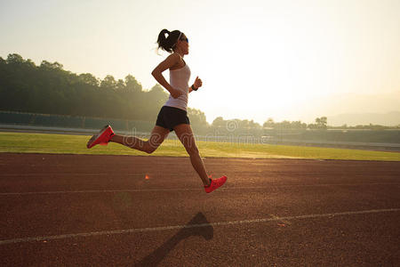 马尾 慢跑者 日本人 公司 草坪 运动员 成人 自然 跑步