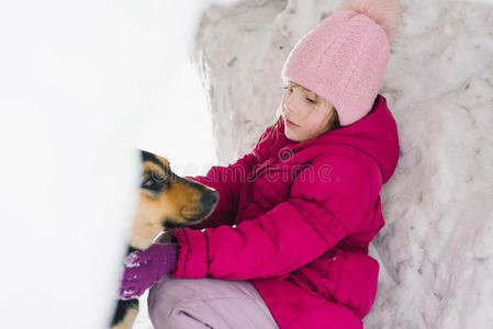 冬天和狗玩的女孩