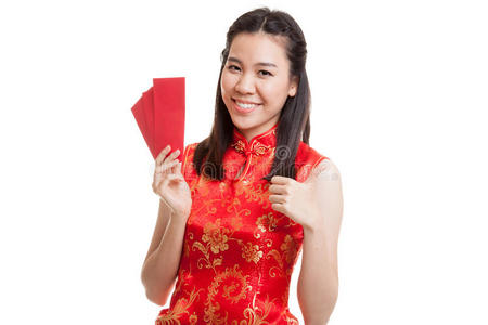 亚洲女孩大拇指穿中国旗袍的亚洲女孩竖起大拇指,拿着红包照片