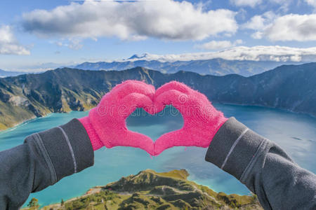 手形成心形在奎洛托阿湖，拉塔孔加，厄瓜多尔
