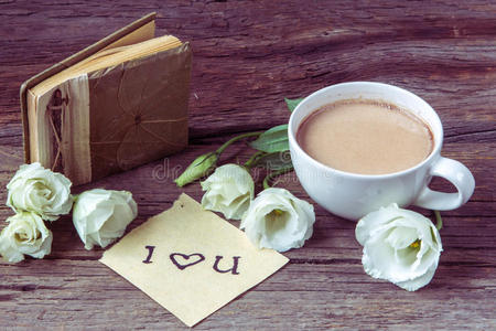 咖啡杯，春天的花，我爱你的笔记