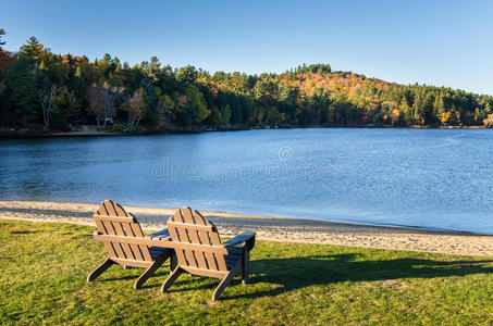 阿迪朗达克椅子在湖前面
