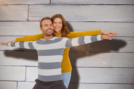 一对年轻夫妇伸出手臂站立的复合图像